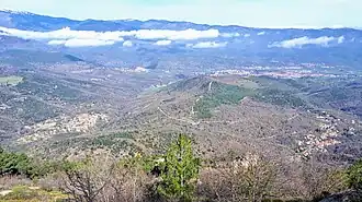 Les collines qui descendent vers Prades et la vallée de la Têt au loin, et qui s'étendent entre les villages de Taurinya (à gauche) et Clara (à droite) reposent sur des sables miocènes.