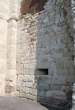 Meurtrière à hauteur d'homme.