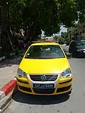 Taxi ou « petit taxi » : Il peut transporter quatre passagers. Un taximètre est utilisé. Chaque gouvernorat possède ses propres taxis qui ne doivent pas dépasser ces limites à l'exception du Grand Tunis où les petits taxis peuvent se déplacer entre quatre gouvernorats.