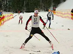 Un skieur de fond freine à l'arrivée d'une course.