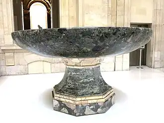Vasque égyptienne antique sur pied moderne, dite Tazza Medici. Brèche verte provenant de Ouadi Hammamat (Égypte). 20 av. J.-C. - 120 ap. J.-C.