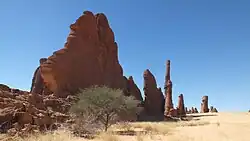 Photo d'un bloc de pierre en plein désert