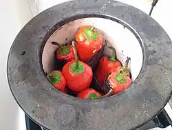 Vue d'un tchouchkopek ouvert, avec des poivrons qui commencent à cuire