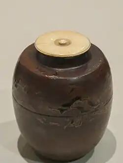 Pot à thé chaire, production des fours de Seto, début XVIe&nbsp;siècle Musée Guimet.
