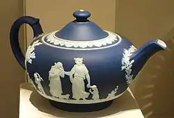 Théière en Jasperware, vers 1840. Cette nuance de bleu est appelée "Portland blue".