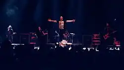 Description de l'image Tear Our The Heart Live.jpg.