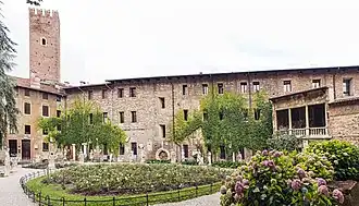 La cour du théâtre