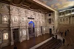 Plan large sur l’espace scénique et une partie des tribunes du Teatro olimpico