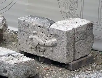 Une partie en travertin portant un bas-relief, représentant un phallus ailé.