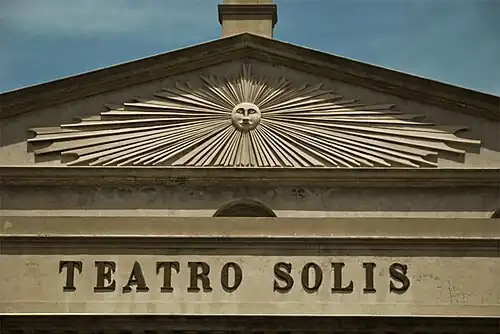 Détails du fronton.