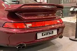 Vue arrière d'une Turbo S rouge.