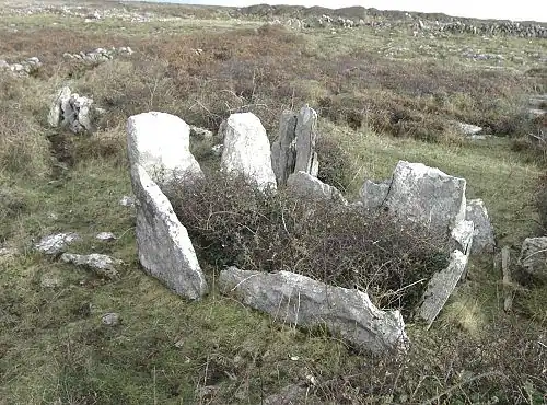 Les restes de la chambre du cairn à cour de Teergonean.