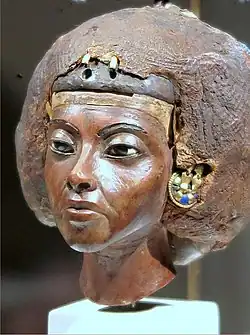 Reine Tiyi, v. 1355Nouv. Emp., XVIIIe&nbsp;dyn.Bois d'if, toile de lin, or, lapisH. 9,5&nbsp;cm.Musée égyptien de Berlin