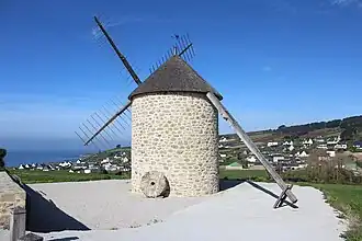 Le moulin à vent restauré de Luzéoc.