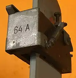 Témoin mécanique de courant de terre en position enclenchée, signe d'une situation normale.