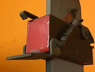 Témoin mécanique de courant de terre en position déclenchée et témoignant d'un défaut.