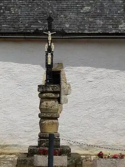 Crucifix à l'extérieur de l'église.
