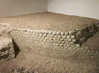 Vue d'un mur courbe en petit appareil