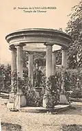 Le Temple de l'amour à la Roseraie.