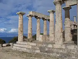Au temple d'Aphaïa, les colonnes hypostyles s'élèvent sur deux niveaux, à une hauteur supérieure à celle des murs, pour soutenir un toit sans entretoises.
