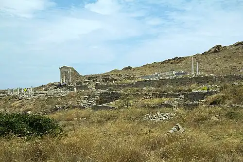 La terrasse des temples des dieux étrangers à Délos.