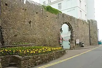 Un fragment des remparts de Tenby&nbsp;(en).