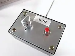 Manette de jeu vidéo en métal, munie d'un bouton de contrôle rotatif et d'un bouton.