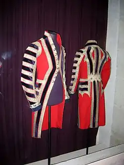 Deux livrées de domestique essentiellement rouges.