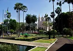 L'église Saint-Benoît vue des jardins du palais de Karnak.