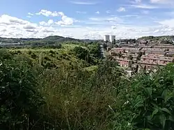 Vue panoramique et les deux tours de refroidissement de la centrale électrique d'Amercœur.