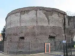 Vestiges de la grande exèdre abritant un nymphée, vus depuis l'extérieur.