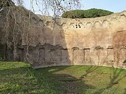 Intérieur de l'exèdre dans laquelle était encastré un nymphée.