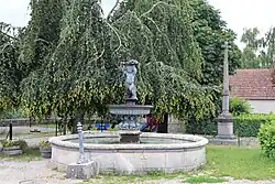 La fontaine du bourg.