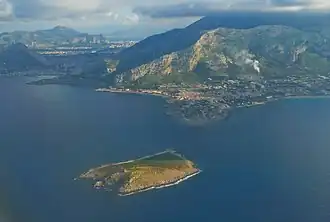 L'île vue du ciel, avec en arrière-plan le Pizzo Mollica qui surplombe la commune d'Isola delle Femmine.
