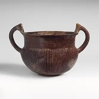 Bol à deux anses en terre cuite. MET DP132251.