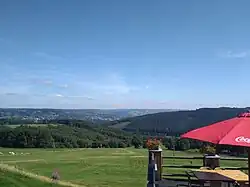 Vue depuis la terrasse panoramique du Val de Wanne en été.