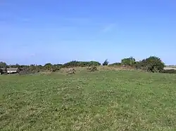 Tumulus surmonté de blocs bruts désordonnés
