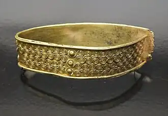 Bracelet en or à motifs de spirales.