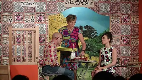 Scène d'une adaptation de Pierre Chesnot à Vesqueville (2018) avec des panneaux en wallon