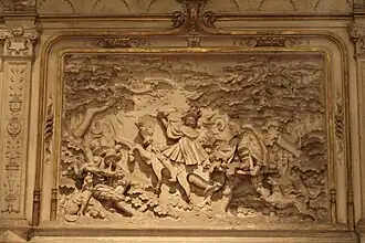 Relief de la cheminée du foyer.