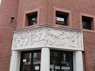 Bas-relief sur le côté latéral.