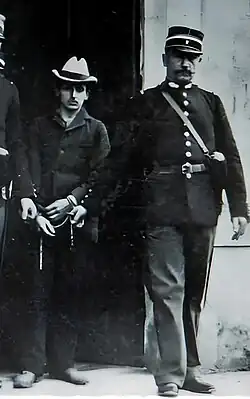 Théophile Lajoie escorté par deux gendarmes devant le palais de justice de Mont-de-Marsan à la fin de son procès.