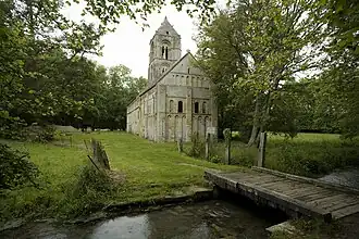 Le site avec le chevet et la façade sud.