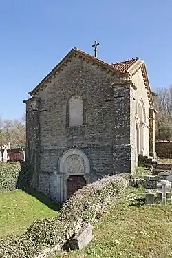 Façade vers la rue et porte basse du sépulcre.