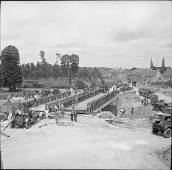 Un pont Bailey construit par la 72nd Field Company des Royal Engineers de l'armée de terre britannique à Saint-Loup-Hors, le 4 juillet 1944 pendant la bataille de Normandie.