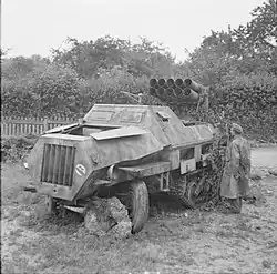 Panzerwerfer, semi-chenillé allemand capturé par des britanniques en Normandie en 1944.