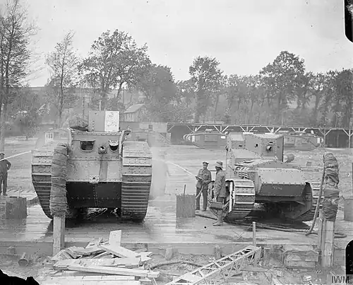 Des tanks britanniques Mark V et Whippet nettoyés au dépôt d'Érin, 22 juin 1918.