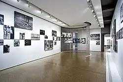 Vue de l'exposition The Family of Man en 2022.