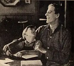L'enfant acteur Newton Hall (1914–1971) et James Kirkwood dans une scène du film.