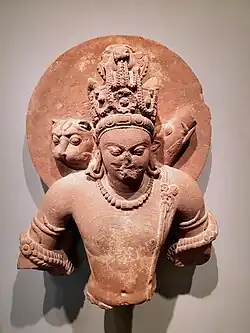 Vishnu en trois incarnations ( Chaturvyuha ): Vishnu lui-même ou Vasudeva-Krishna sous forme humaine, Varaha en sanglier, Narasimha en lion. Mathura, milieu du Ve&nbsp;siècle. Musée de Boston.